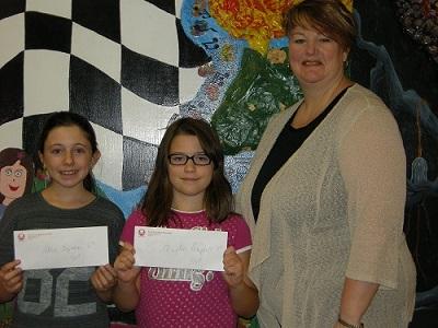 De gauche à droite : Alexa (6e année), Christina (4e année) et Mme Gina Matheson, directrice adjointe. Absent de la photo : Patrick D. (9e année)